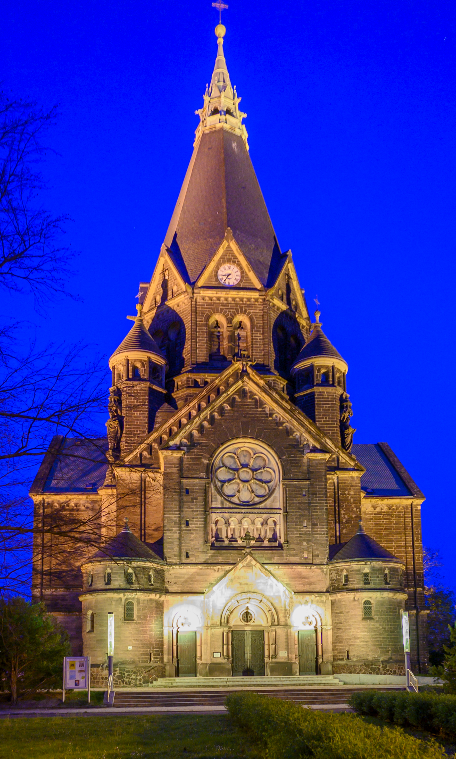 Außenbeleuchtung der Trinitatiskirche Riesa - Ohne Dich wird es dunkel!